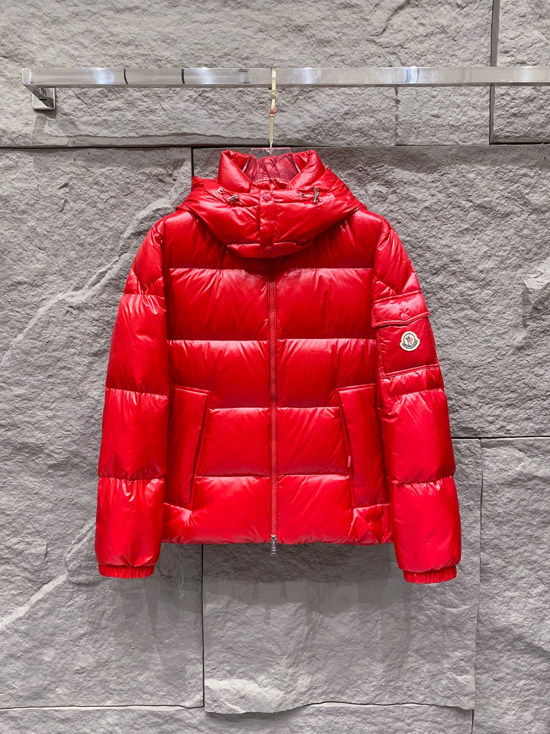 Moncler 蒙口2025秋冬新品发布，蒙口最新款亮光羽绒出货，柜上同步，面料及辅料全部订制，帽子可脱