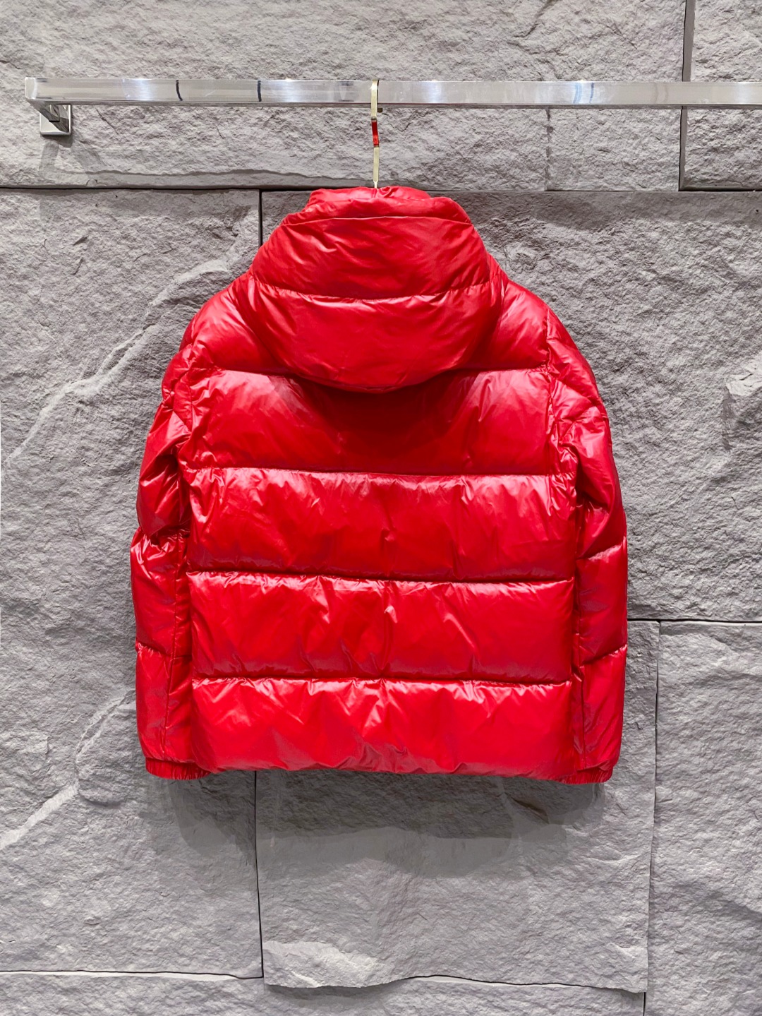 Moncler 蒙口2025秋冬新品发布，蒙口最新款亮光羽绒出货，柜上同步，面料及辅料全部订制，帽子可脱