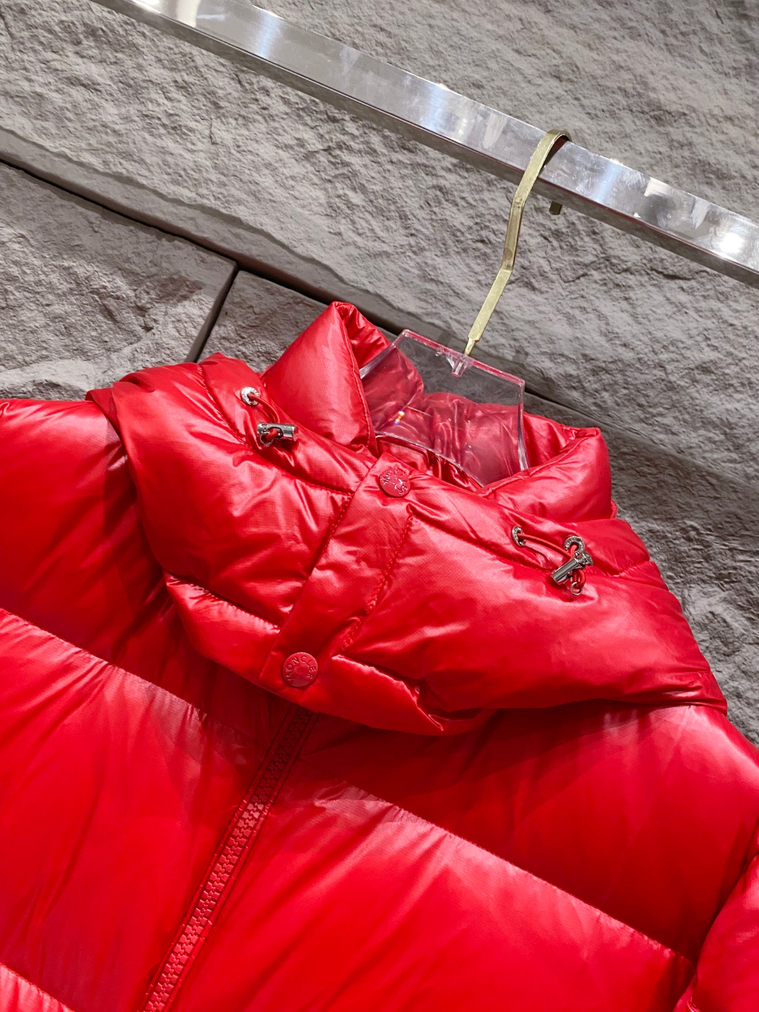 Moncler 蒙口2025秋冬新品发布，蒙口最新款亮光羽绒出货，柜上同步，面料及辅料全部订制，帽子可脱