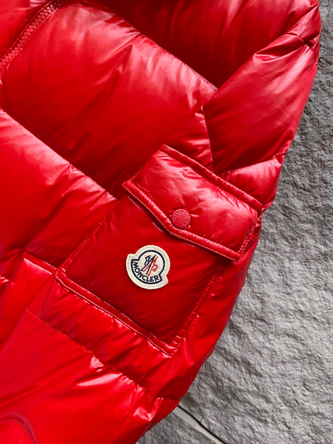 Moncler 蒙口2025秋冬新品发布，蒙口最新款亮光羽绒出货，柜上同步，面料及辅料全部订制，帽子可脱