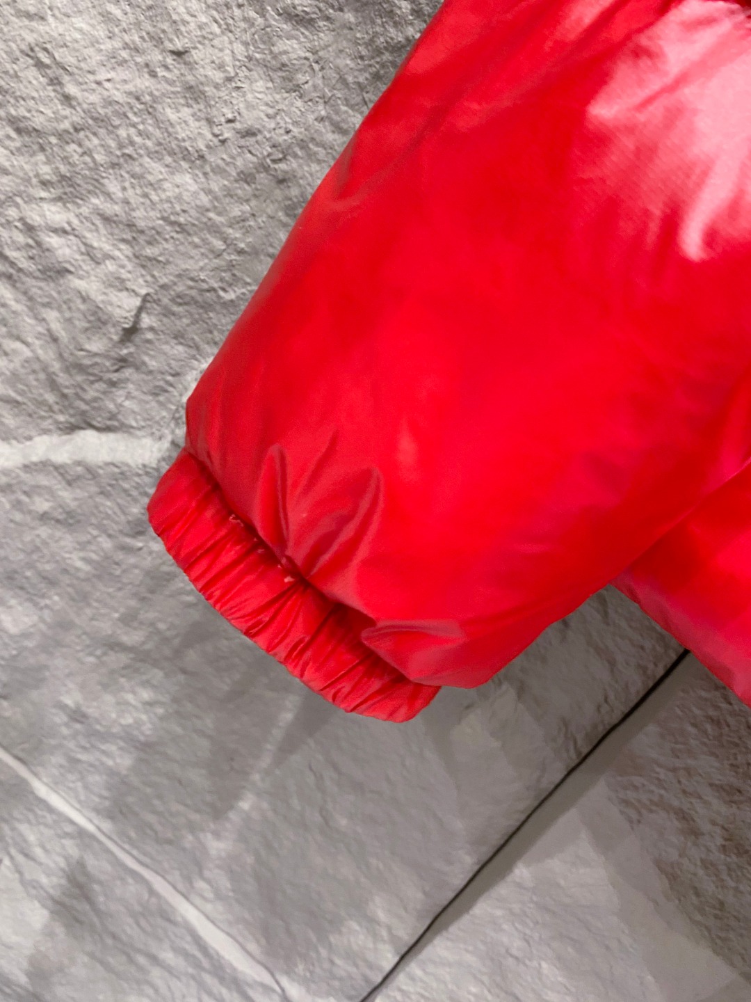 Moncler 蒙口2025秋冬新品发布，蒙口最新款亮光羽绒出货，柜上同步，面料及辅料全部订制，帽子可脱