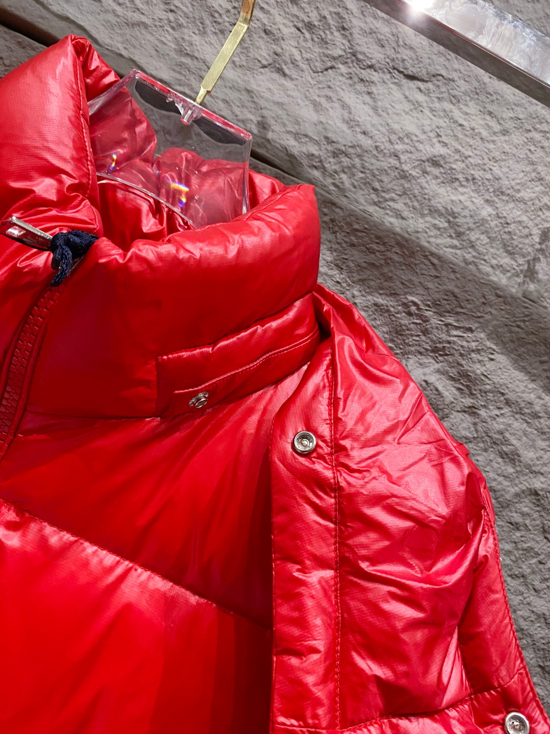 Moncler 蒙口2025秋冬新品发布，蒙口最新款亮光羽绒出货，柜上同步，面料及辅料全部订制，帽子可脱