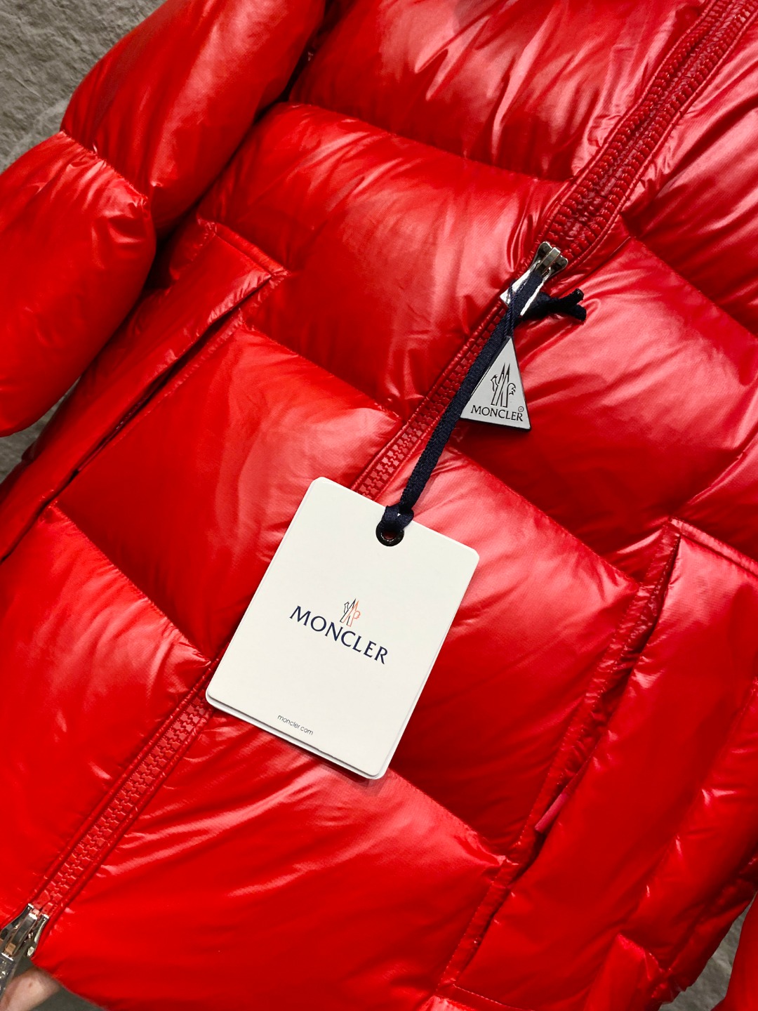 Moncler 蒙口2025秋冬新品发布，蒙口最新款亮光羽绒出货，柜上同步，面料及辅料全部订制，帽子可脱