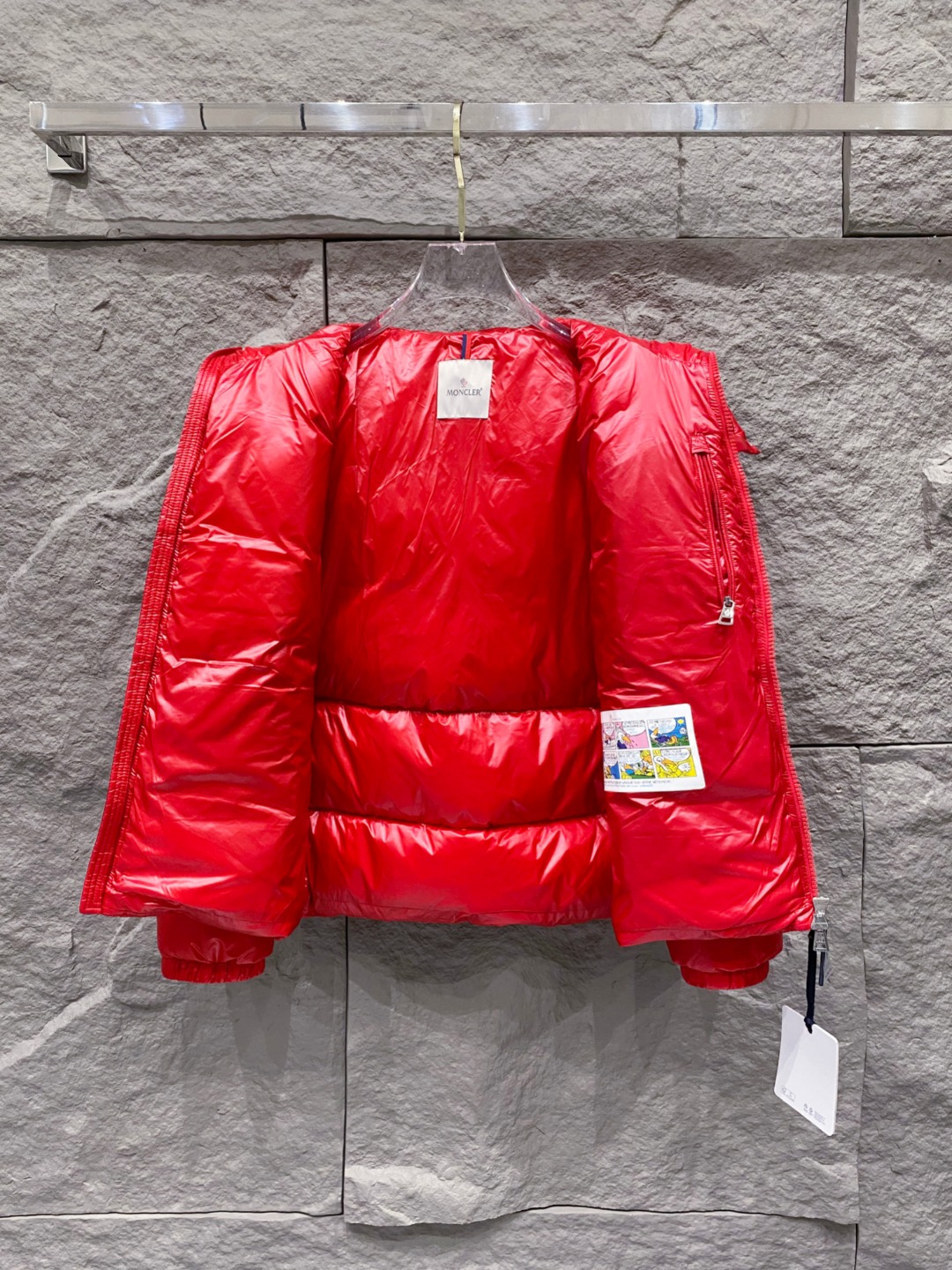 Moncler 蒙口2025秋冬新品发布，蒙口最新款亮光羽绒出货，柜上同步，面料及辅料全部订制，帽子可脱