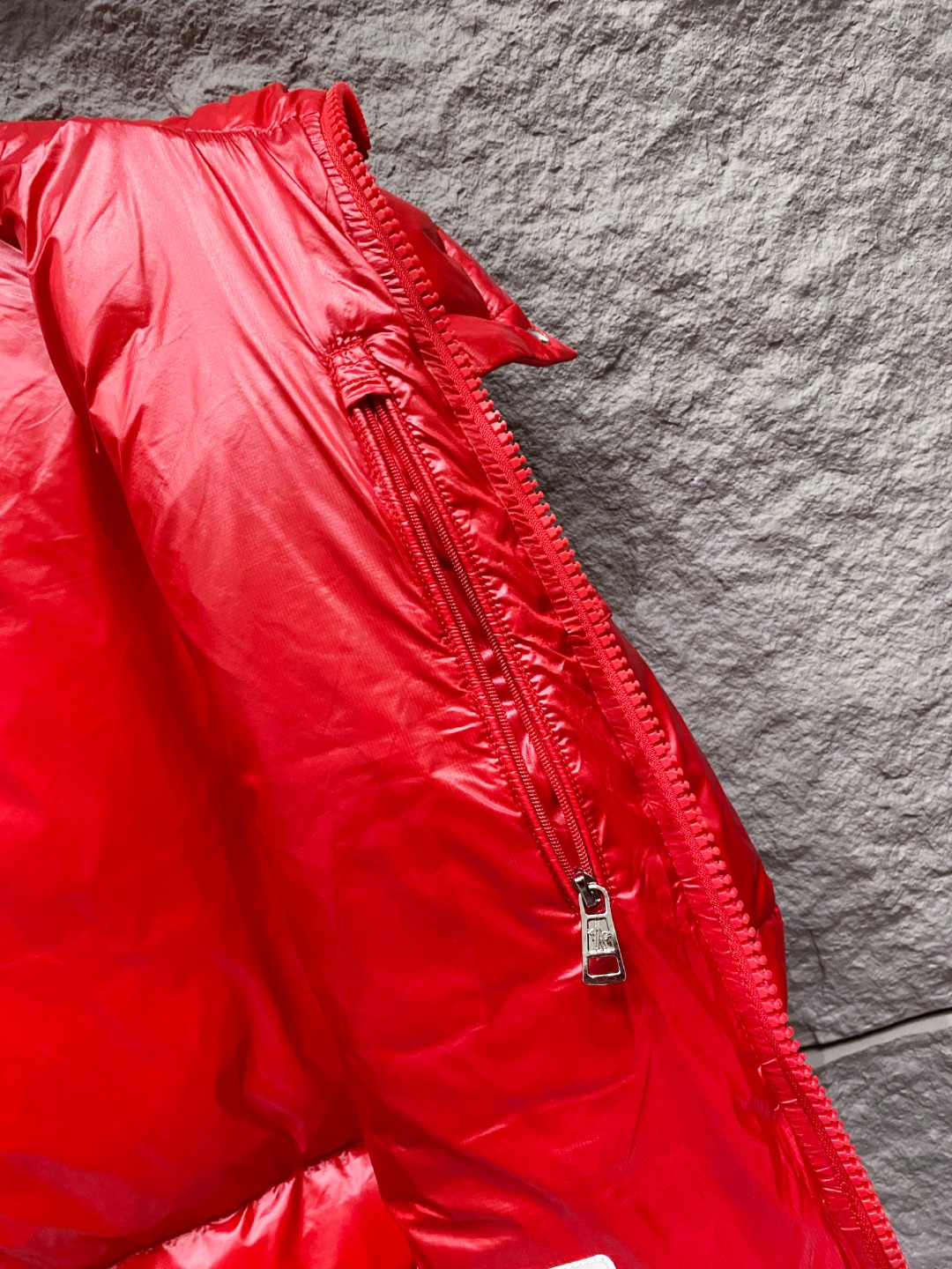 Moncler 蒙口2025秋冬新品发布，蒙口最新款亮光羽绒出货，柜上同步，面料及辅料全部订制，帽子可脱