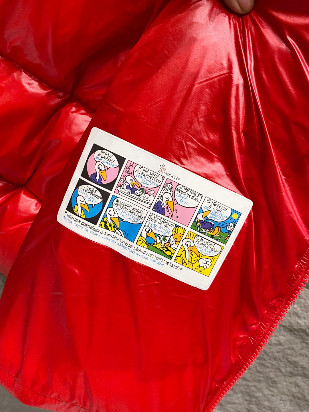 Moncler 蒙口2025秋冬新品发布，蒙口最新款亮光羽绒出货，柜上同步，面料及辅料全部订制，帽子可脱