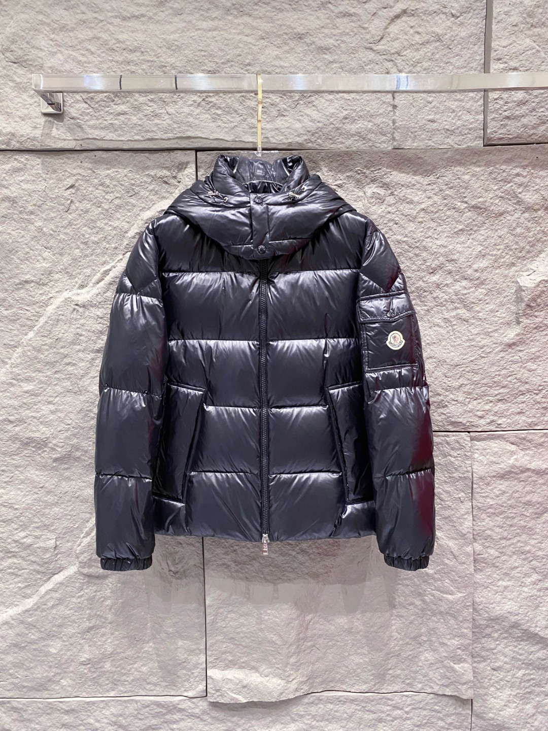 Moncler 蒙口2025秋冬新品发布，蒙口最新款亮光羽绒出货，柜上同步，面料及辅料全部订制，帽子可脱