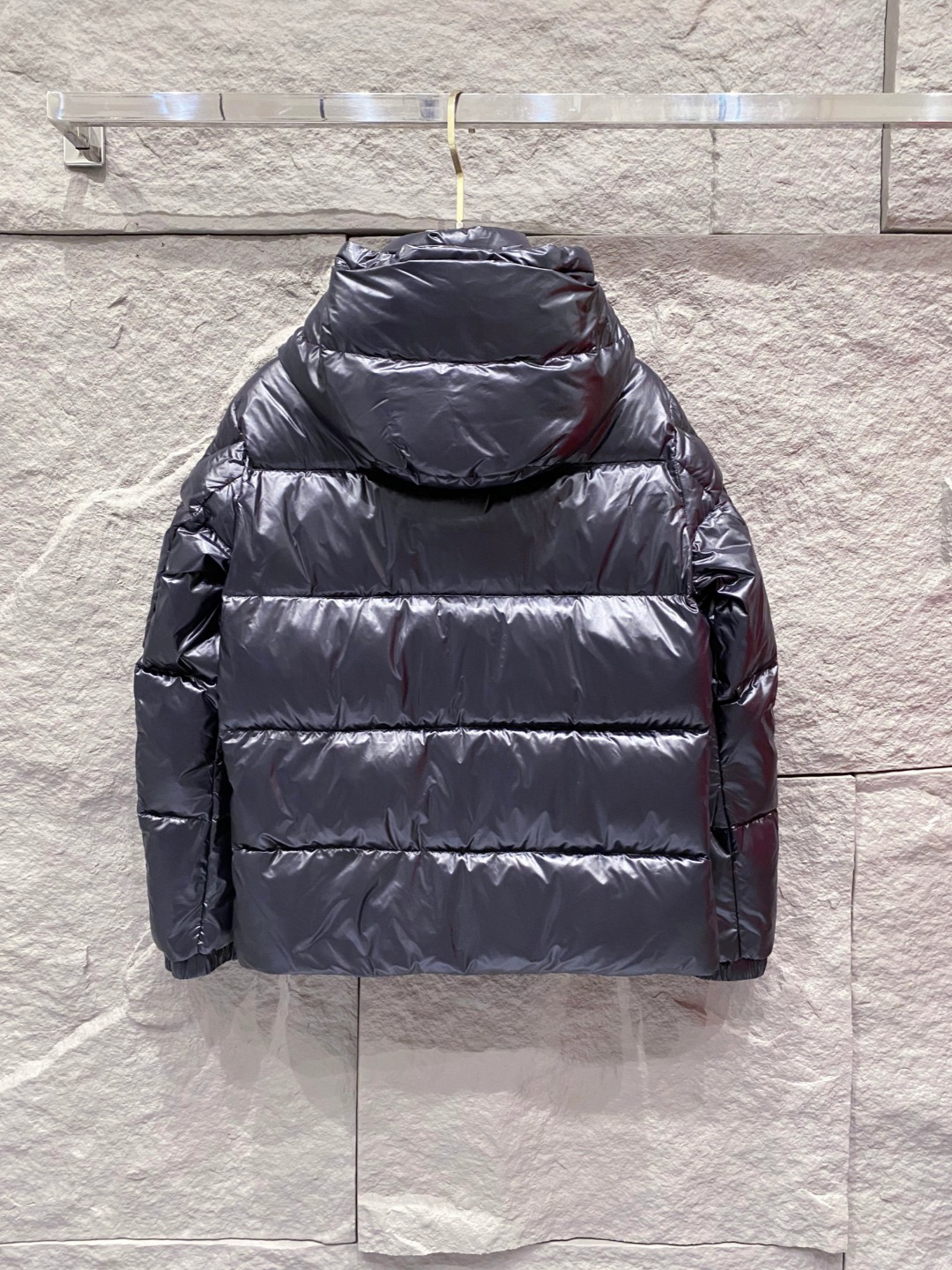 Moncler 蒙口2025秋冬新品发布，蒙口最新款亮光羽绒出货，柜上同步，面料及辅料全部订制，帽子可脱
