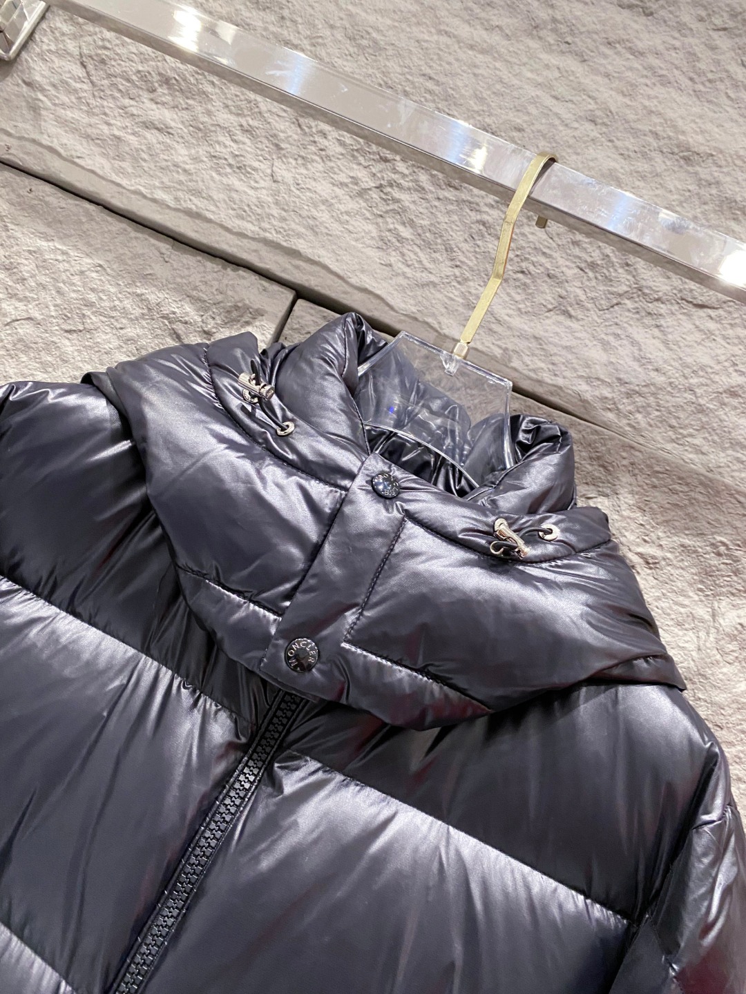 Moncler 蒙口2025秋冬新品发布，蒙口最新款亮光羽绒出货，柜上同步，面料及辅料全部订制，帽子可脱