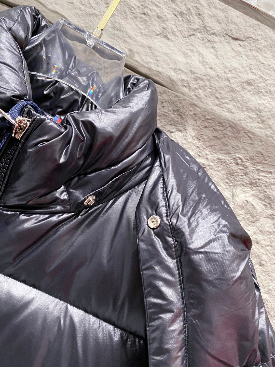 Moncler 蒙口2025秋冬新品发布，蒙口最新款亮光羽绒出货，柜上同步，面料及辅料全部订制，帽子可脱