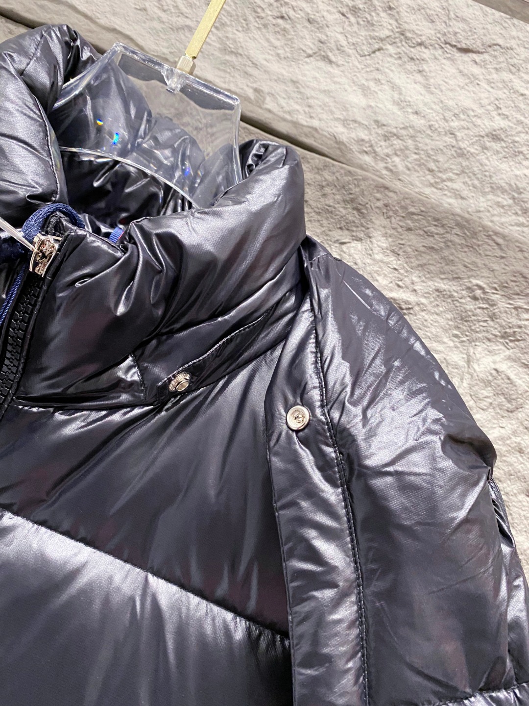 Moncler 蒙口2025秋冬新品发布，蒙口最新款亮光羽绒出货，柜上同步，面料及辅料全部订制，帽子可脱