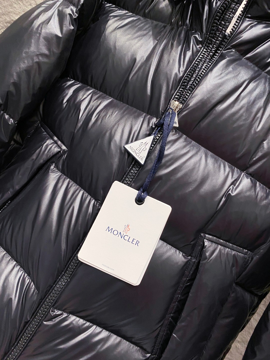 Moncler 蒙口2025秋冬新品发布，蒙口最新款亮光羽绒出货，柜上同步，面料及辅料全部订制，帽子可脱