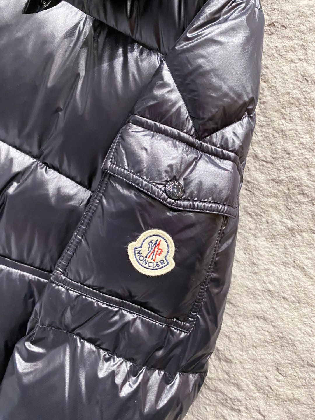 Moncler 蒙口2025秋冬新品发布，蒙口最新款亮光羽绒出货，柜上同步，面料及辅料全部订制，帽子可脱