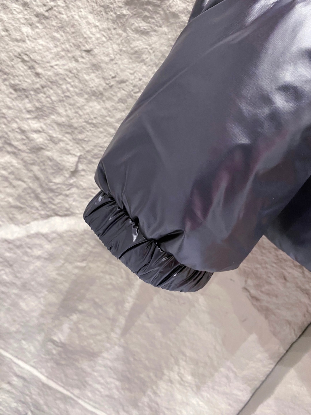 Moncler 蒙口2025秋冬新品发布，蒙口最新款亮光羽绒出货，柜上同步，面料及辅料全部订制，帽子可脱