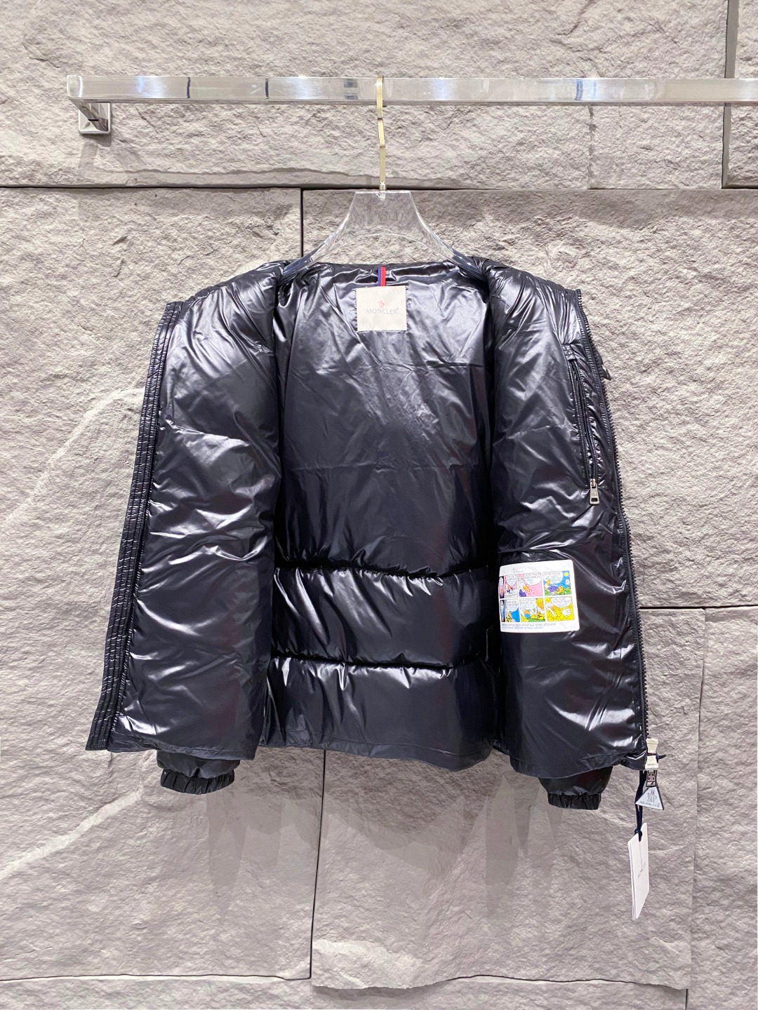 Moncler 蒙口2025秋冬新品发布，蒙口最新款亮光羽绒出货，柜上同步，面料及辅料全部订制，帽子可脱