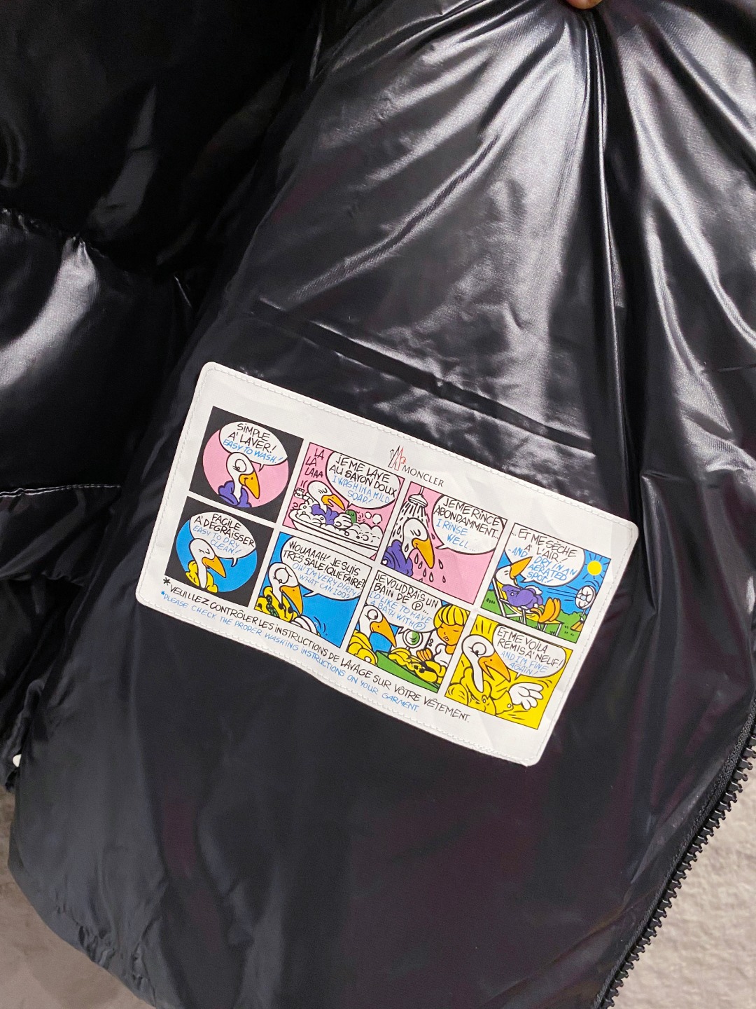 Moncler 蒙口2025秋冬新品发布，蒙口最新款亮光羽绒出货，柜上同步，面料及辅料全部订制，帽子可脱