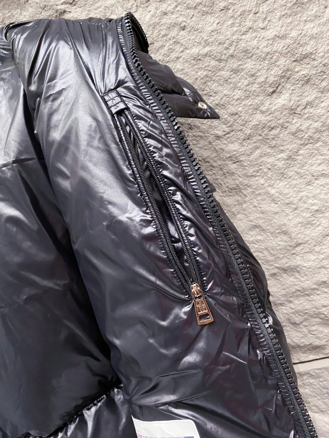 Moncler 蒙口2025秋冬新品发布，蒙口最新款亮光羽绒出货，柜上同步，面料及辅料全部订制，帽子可脱