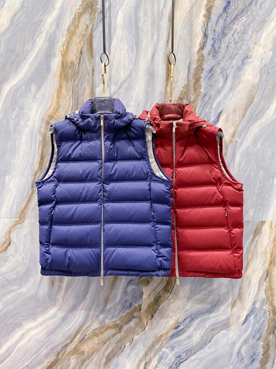 25秋冬新品发布，BC新款羽绒马甲出货，帽子可完全拆卸成立领，所有面料及辅料原版开模订制，质感超强，码数