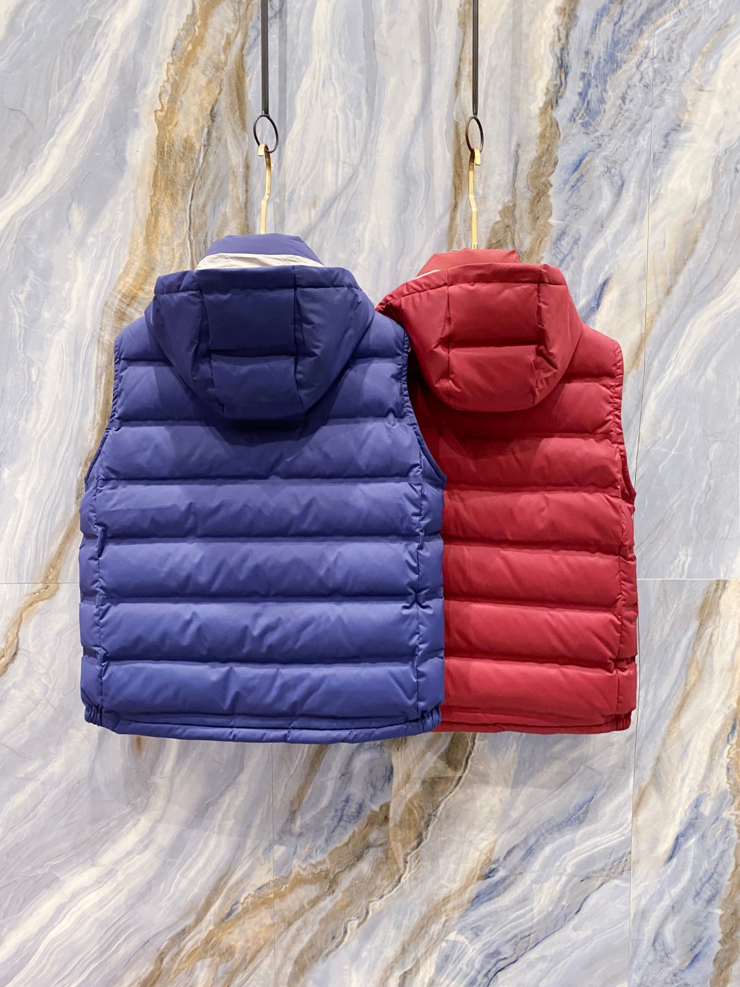 25秋冬新品发布，BC新款羽绒马甲出货，帽子可完全拆卸成立领，所有面料及辅料原版开模订制，质感超强，码数