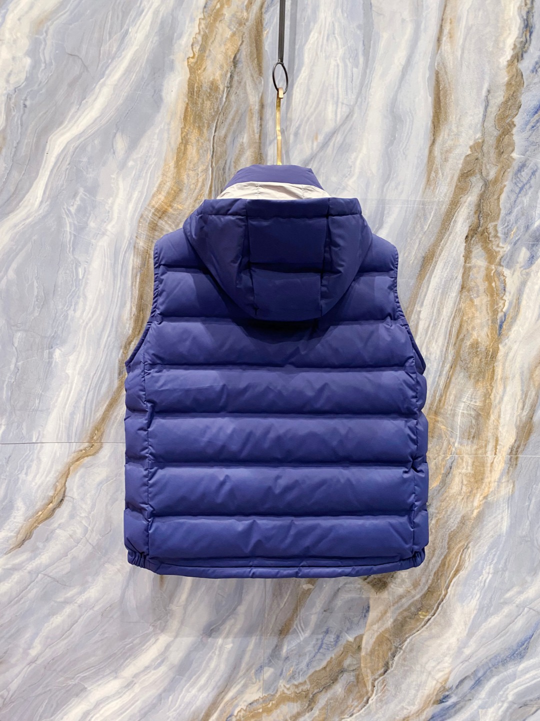 25秋冬新品发布，BC新款羽绒马甲出货，帽子可完全拆卸成立领，所有面料及辅料原版开模订制，质感超强，码数