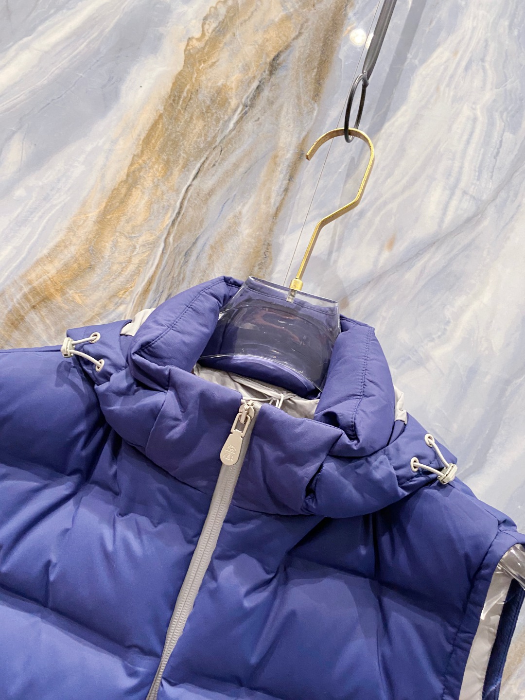 25秋冬新品发布，BC新款羽绒马甲出货，帽子可完全拆卸成立领，所有面料及辅料原版开模订制，质感超强，码数