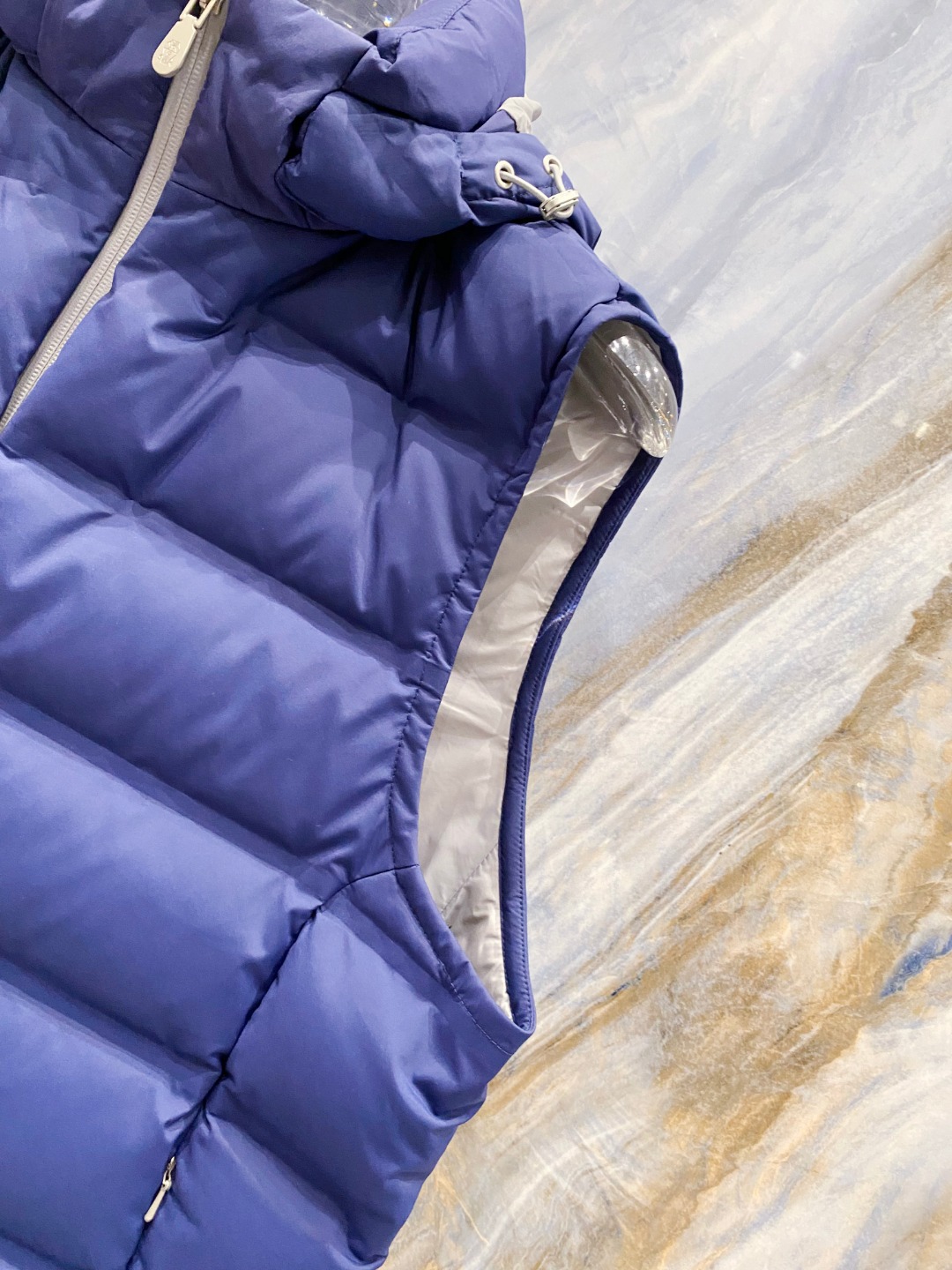 25秋冬新品发布，BC新款羽绒马甲出货，帽子可完全拆卸成立领，所有面料及辅料原版开模订制，质感超强，码数