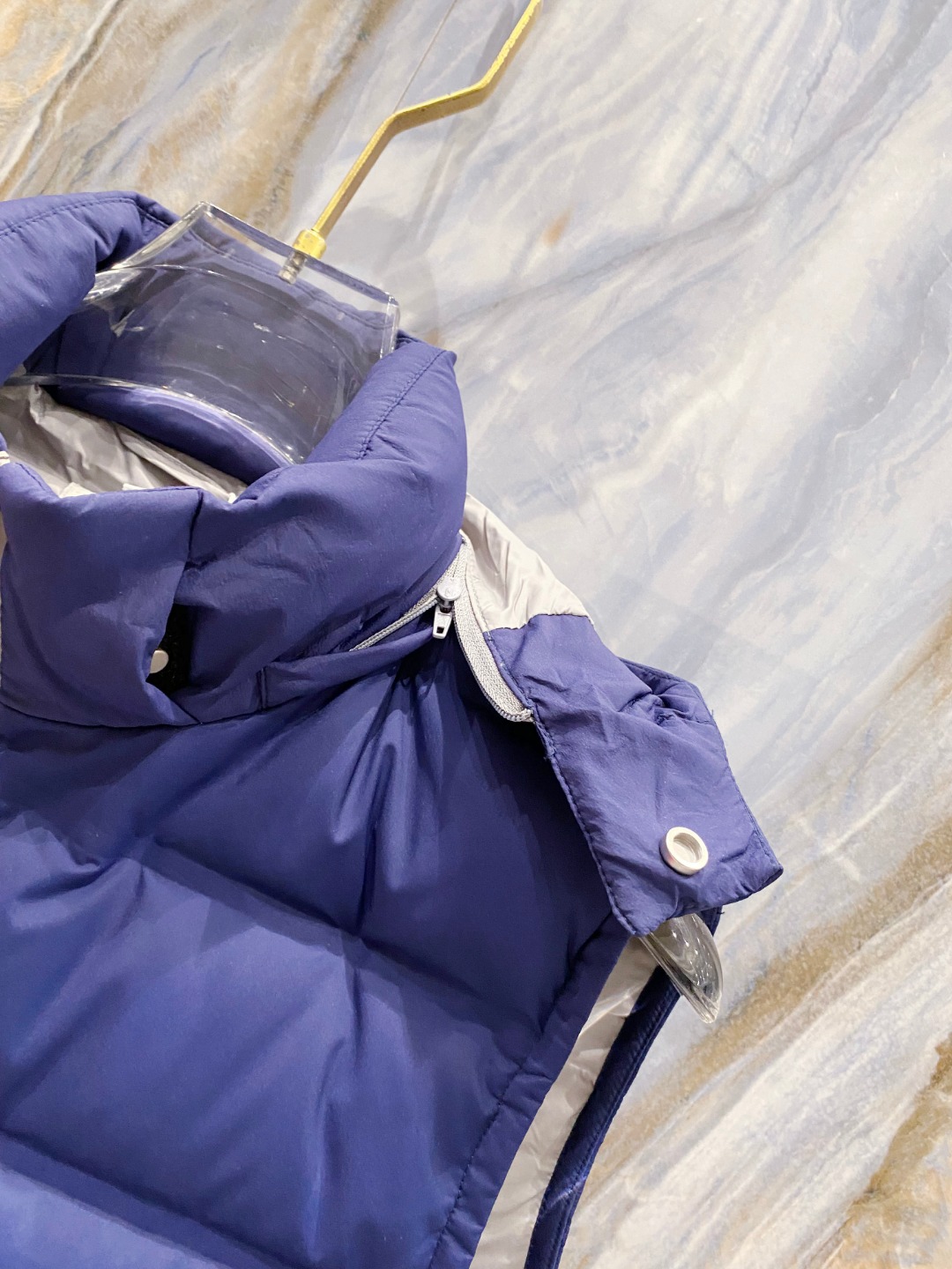 25秋冬新品发布，BC新款羽绒马甲出货，帽子可完全拆卸成立领，所有面料及辅料原版开模订制，质感超强，码数