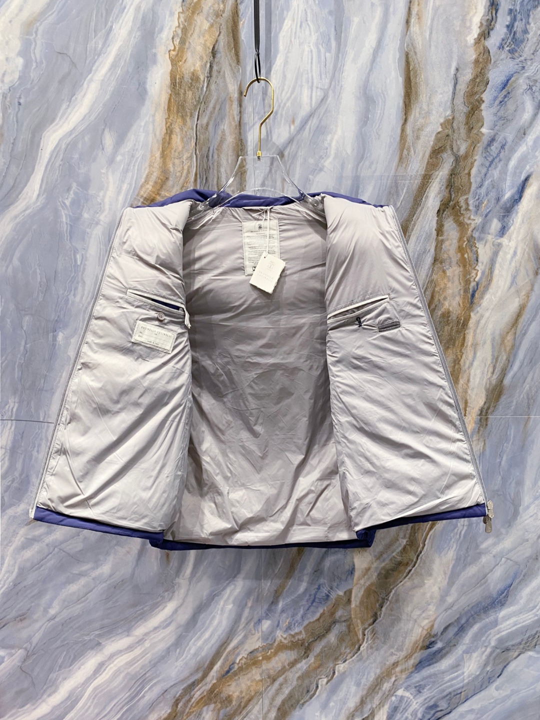 25秋冬新品发布，BC新款羽绒马甲出货，帽子可完全拆卸成立领，所有面料及辅料原版开模订制，质感超强，码数