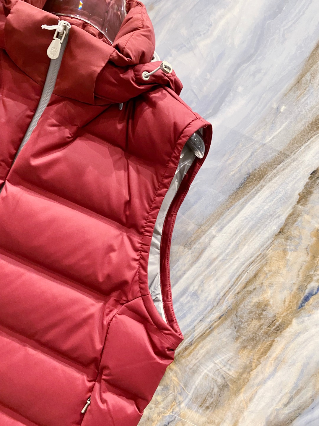 25秋冬新品发布，BC新款羽绒马甲出货，帽子可完全拆卸成立领，所有面料及辅料原版开模订制，质感超强，码数