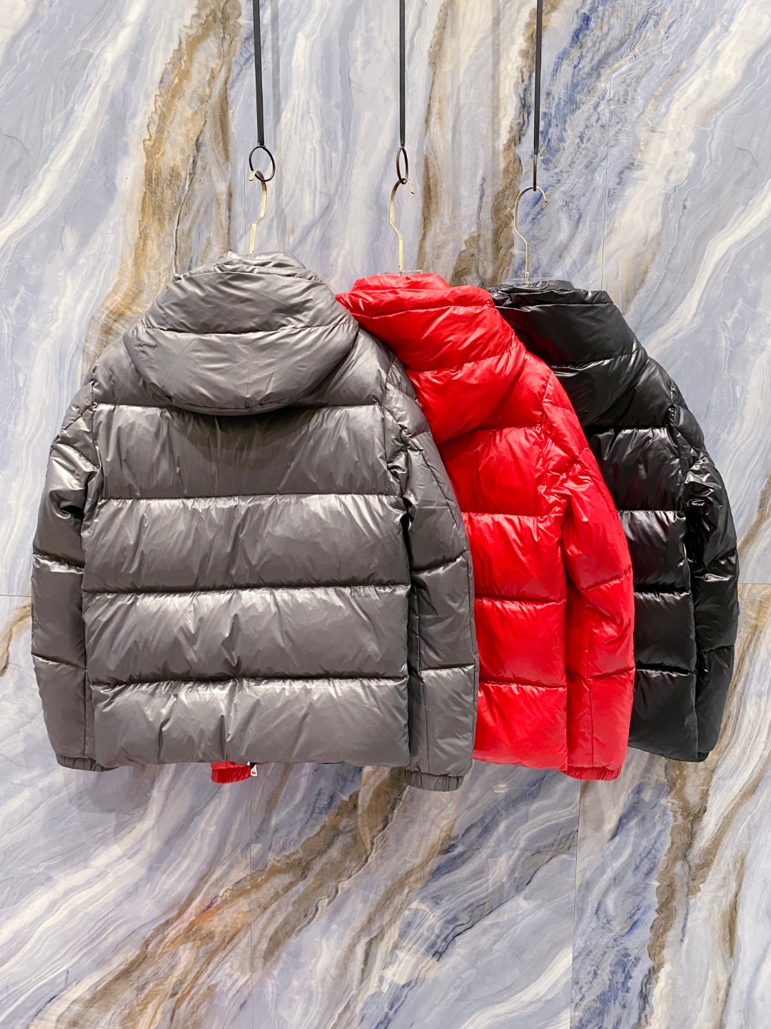 Moncler 蒙口2025秋冬新品发布，蒙口最新款亮光羽绒出货，柜上同步，面料及辅料全部订制，帽子可脱