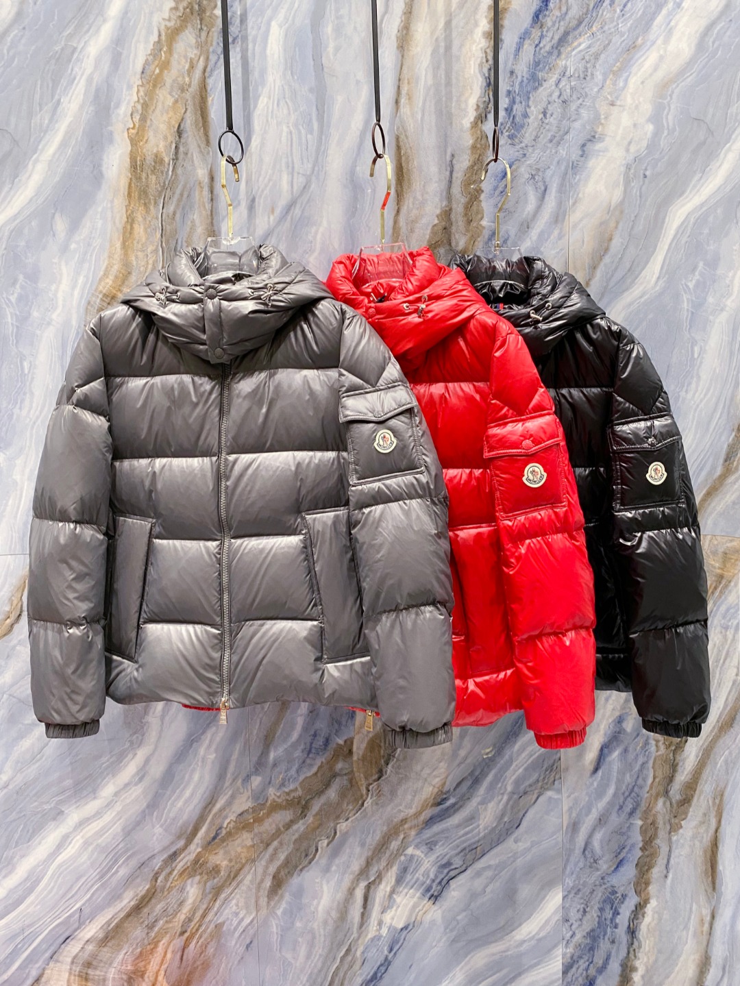 Moncler 蒙口2025秋冬新品发布，蒙口最新款亮光羽绒出货，柜上同步，面料及辅料全部订制，帽子可脱