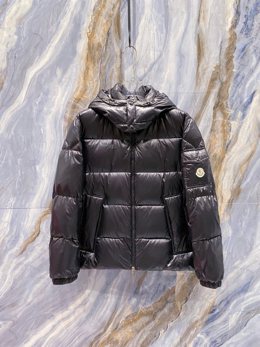 Moncler 蒙口2025秋冬新品发布，蒙口最新款亮光羽绒出货，柜上同步，面料及辅料全部订制，帽子可脱