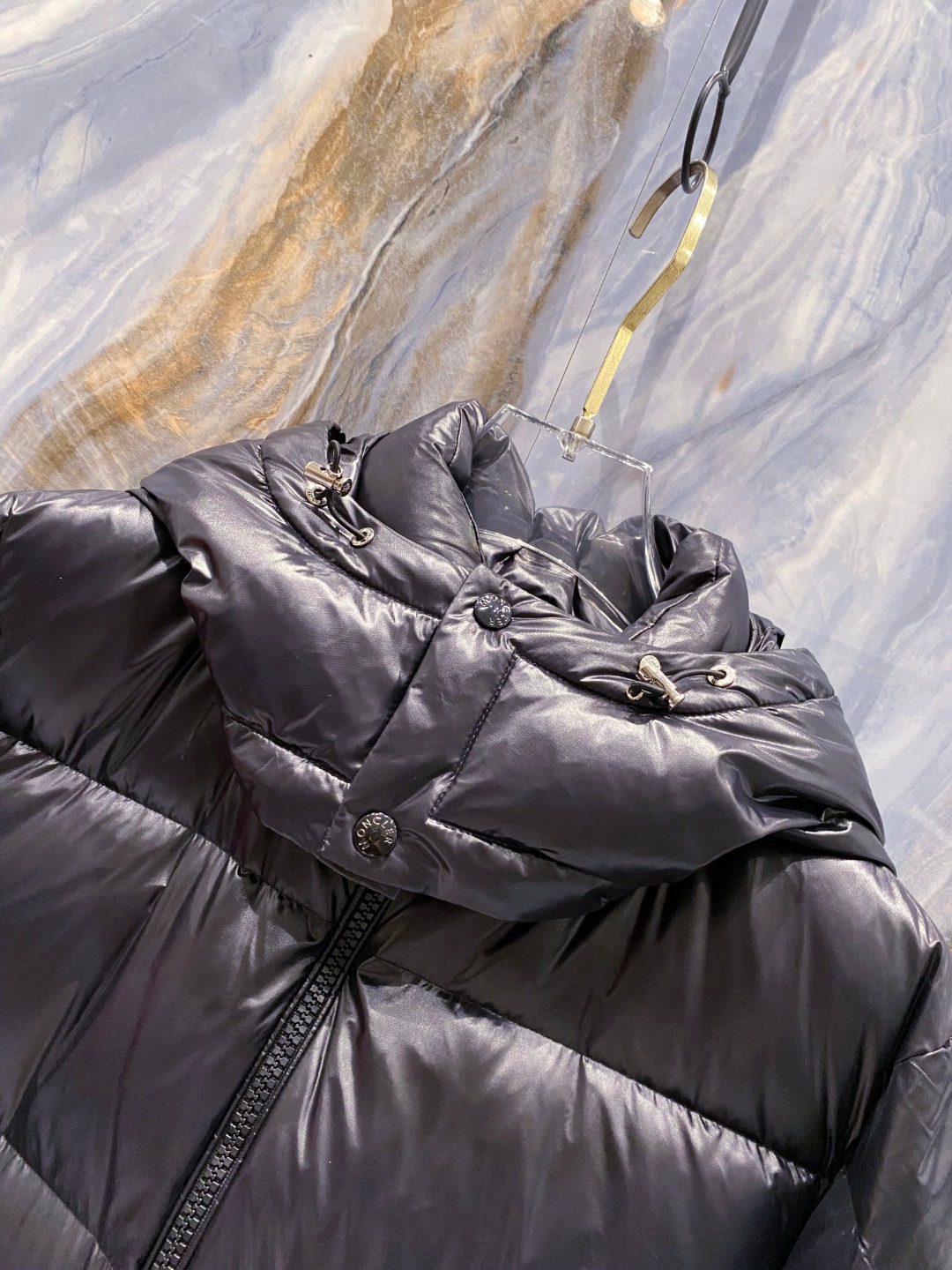 Moncler 蒙口2025秋冬新品发布，蒙口最新款亮光羽绒出货，柜上同步，面料及辅料全部订制，帽子可脱