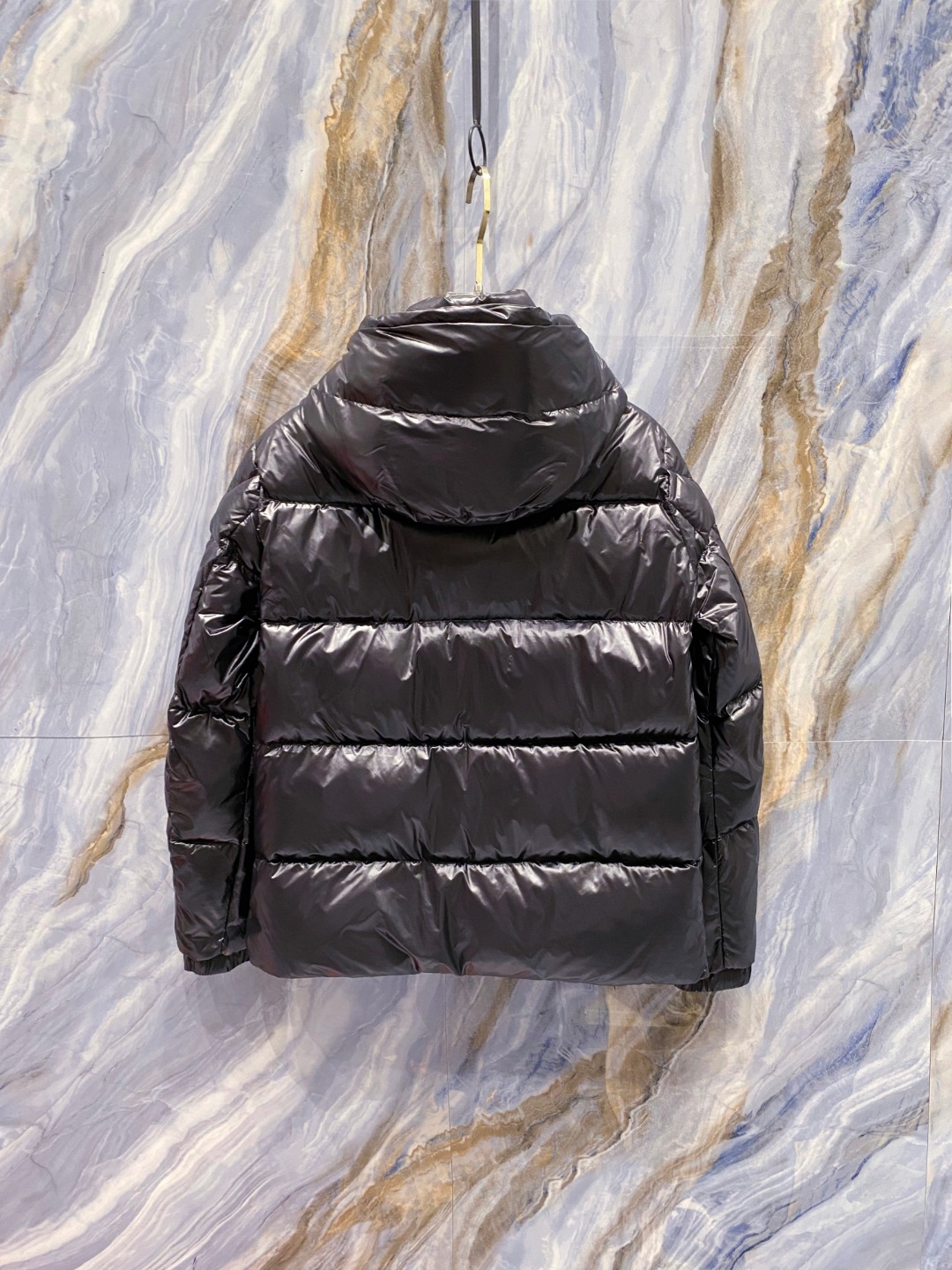 Moncler 蒙口2025秋冬新品发布，蒙口最新款亮光羽绒出货，柜上同步，面料及辅料全部订制，帽子可脱