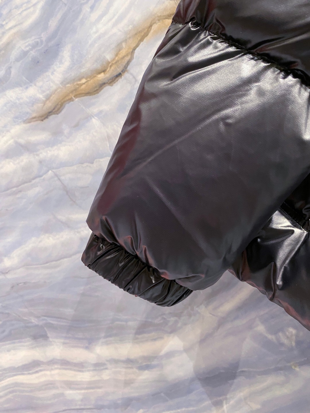 Moncler 蒙口2025秋冬新品发布，蒙口最新款亮光羽绒出货，柜上同步，面料及辅料全部订制，帽子可脱