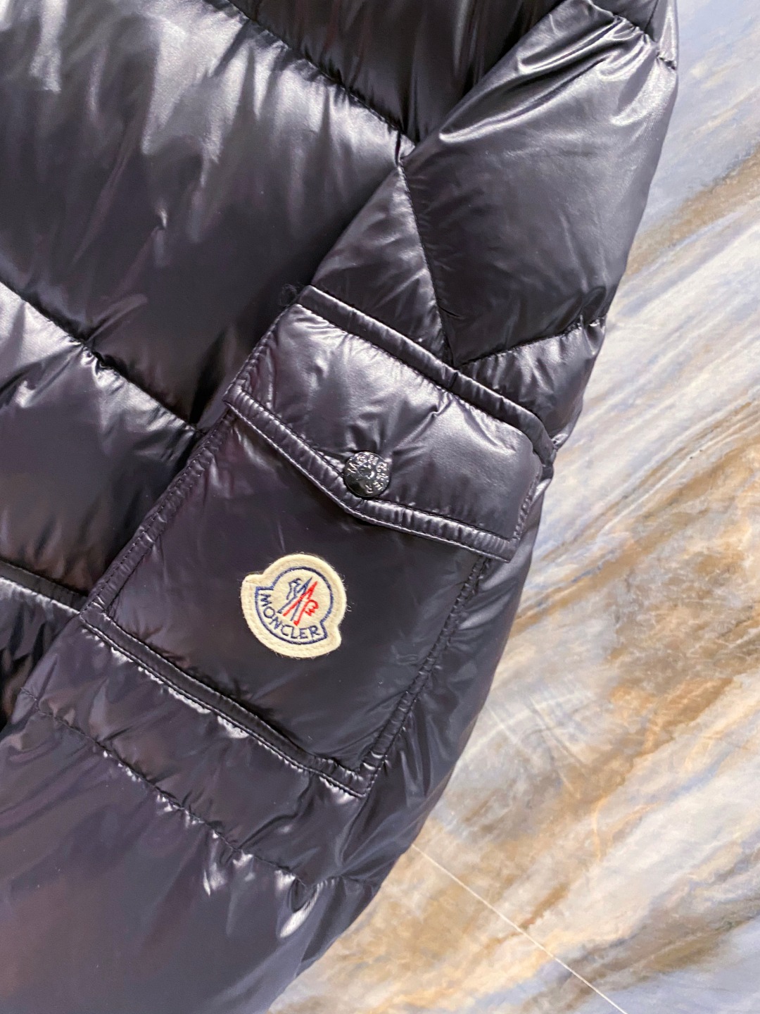 Moncler 蒙口2025秋冬新品发布，蒙口最新款亮光羽绒出货，柜上同步，面料及辅料全部订制，帽子可脱