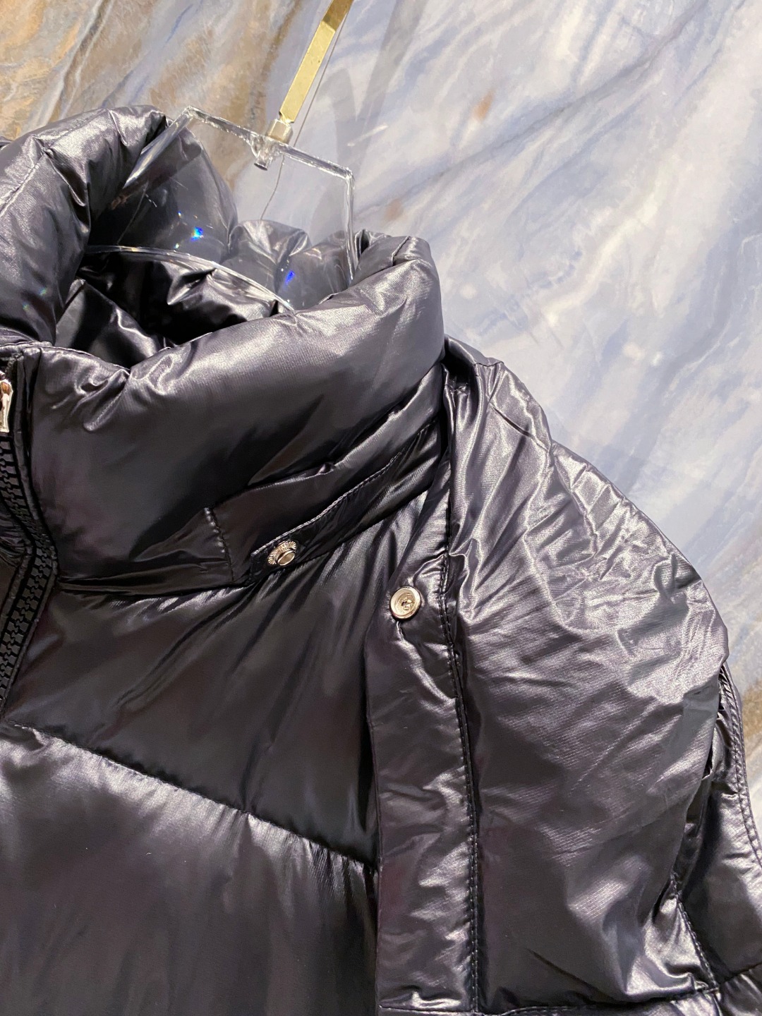 Moncler 蒙口2025秋冬新品发布，蒙口最新款亮光羽绒出货，柜上同步，面料及辅料全部订制，帽子可脱