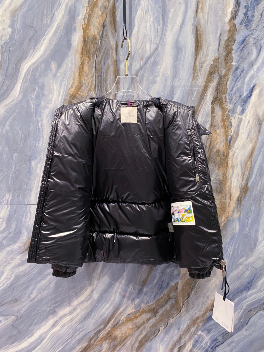 Moncler 蒙口2025秋冬新品发布，蒙口最新款亮光羽绒出货，柜上同步，面料及辅料全部订制，帽子可脱