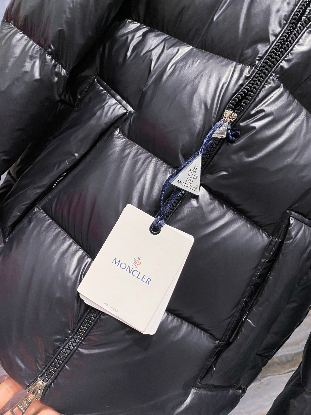 Moncler 蒙口2025秋冬新品发布，蒙口最新款亮光羽绒出货，柜上同步，面料及辅料全部订制，帽子可脱