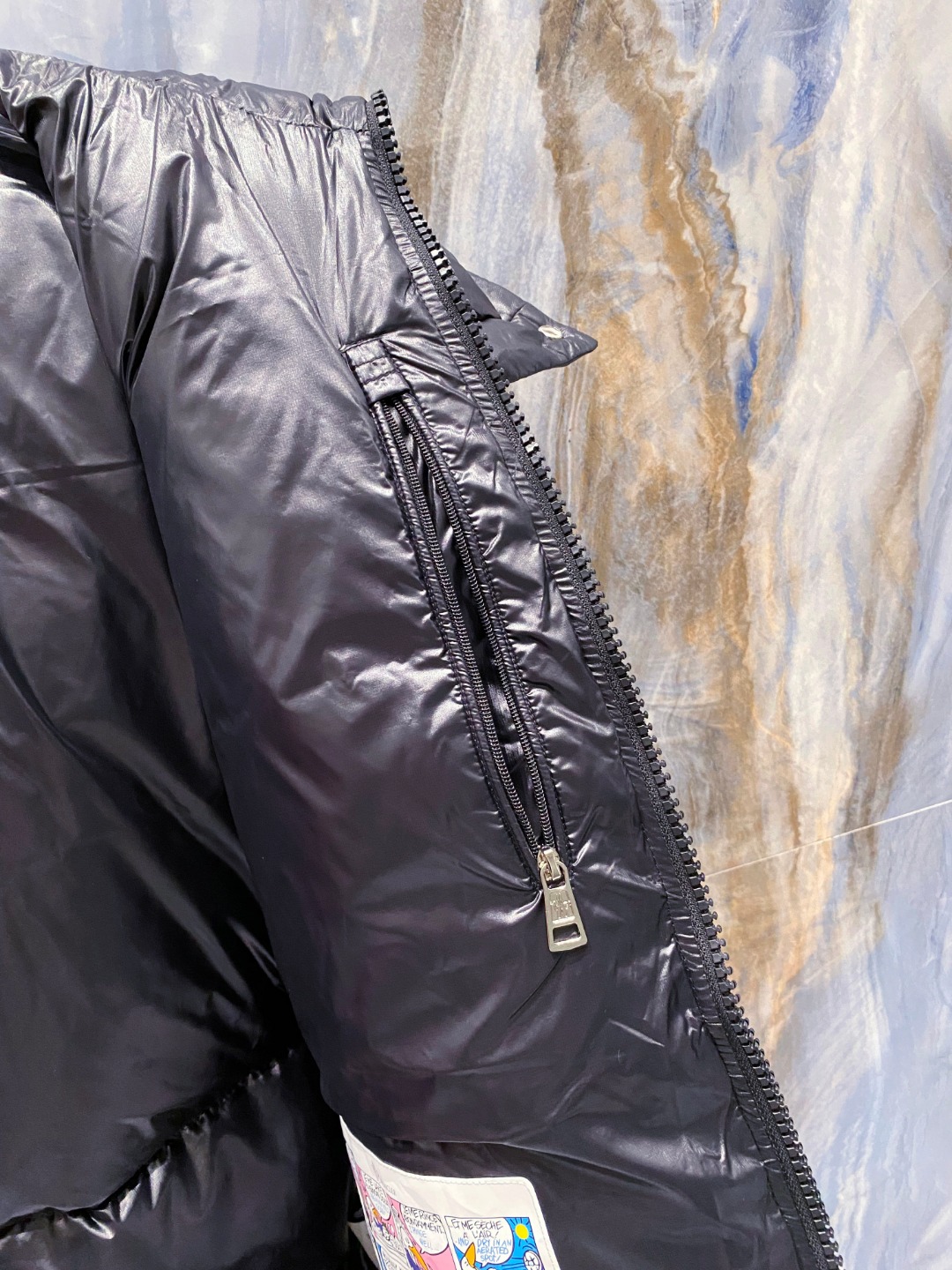 Moncler 蒙口2025秋冬新品发布，蒙口最新款亮光羽绒出货，柜上同步，面料及辅料全部订制，帽子可脱