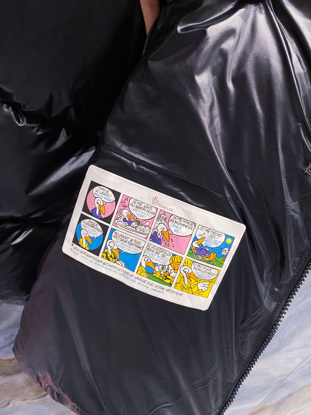 Moncler 蒙口2025秋冬新品发布，蒙口最新款亮光羽绒出货，柜上同步，面料及辅料全部订制，帽子可脱