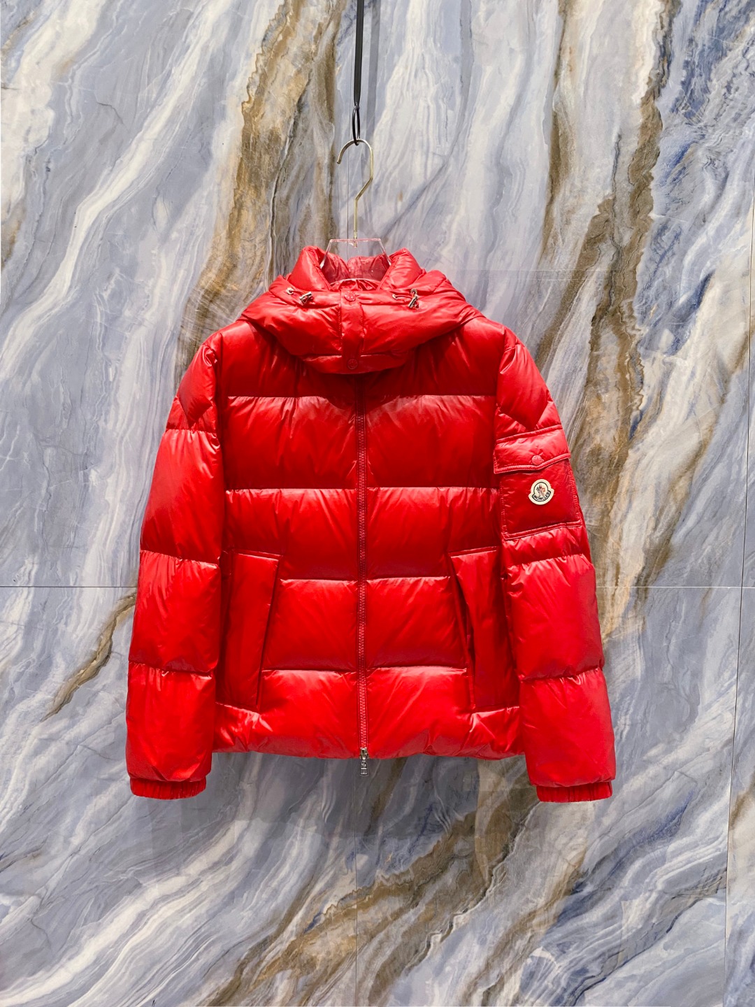 Moncler 蒙口2025秋冬新品发布，蒙口最新款亮光羽绒出货，柜上同步，面料及辅料全部订制，帽子可脱