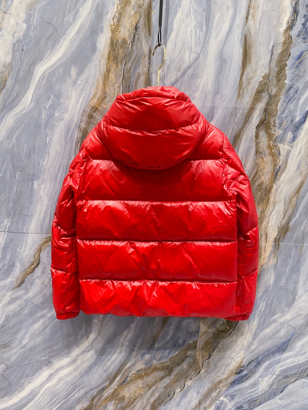 Moncler 蒙口2025秋冬新品发布，蒙口最新款亮光羽绒出货，柜上同步，面料及辅料全部订制，帽子可脱