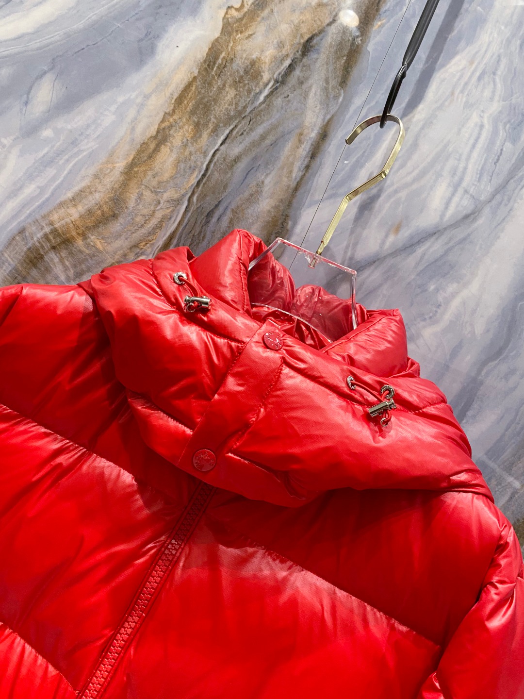 Moncler 蒙口2025秋冬新品发布，蒙口最新款亮光羽绒出货，柜上同步，面料及辅料全部订制，帽子可脱