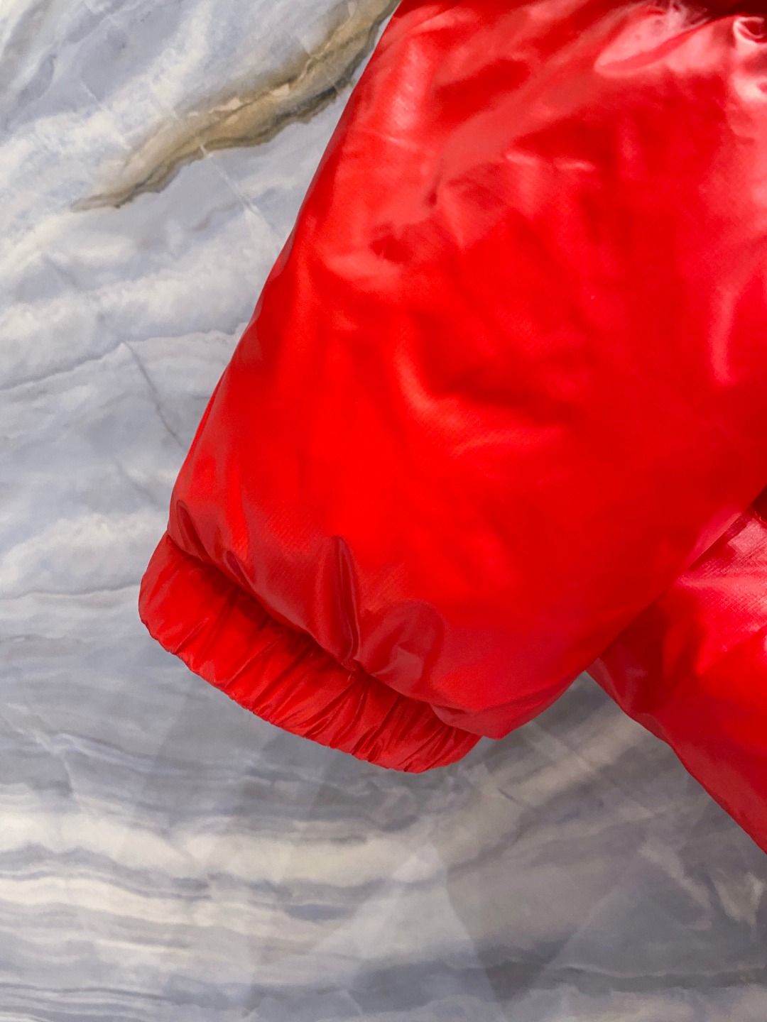 Moncler 蒙口2025秋冬新品发布，蒙口最新款亮光羽绒出货，柜上同步，面料及辅料全部订制，帽子可脱