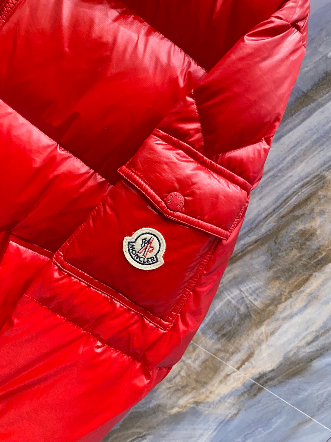Moncler 蒙口2025秋冬新品发布，蒙口最新款亮光羽绒出货，柜上同步，面料及辅料全部订制，帽子可脱