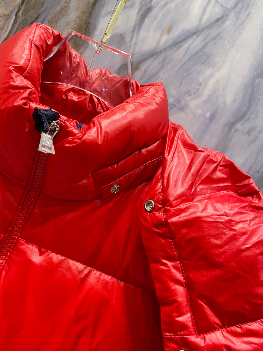 Moncler 蒙口2025秋冬新品发布，蒙口最新款亮光羽绒出货，柜上同步，面料及辅料全部订制，帽子可脱