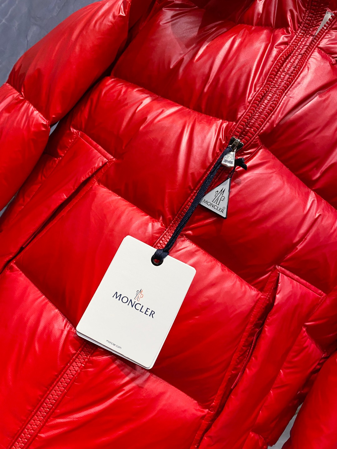Moncler 蒙口2025秋冬新品发布，蒙口最新款亮光羽绒出货，柜上同步，面料及辅料全部订制，帽子可脱