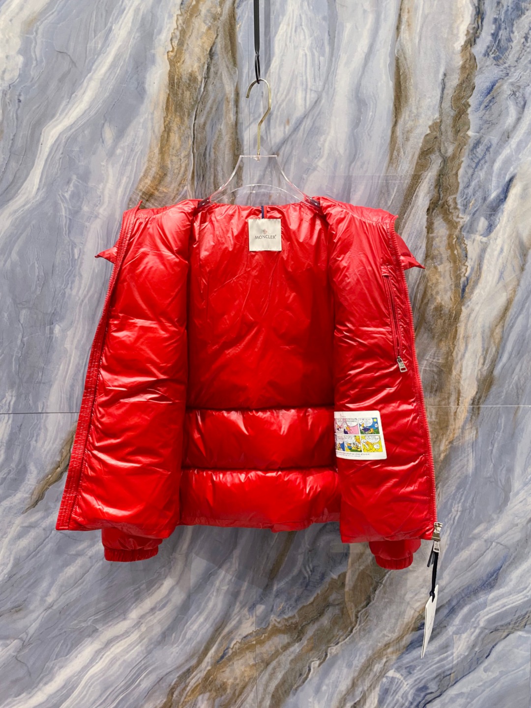 Moncler 蒙口2025秋冬新品发布，蒙口最新款亮光羽绒出货，柜上同步，面料及辅料全部订制，帽子可脱