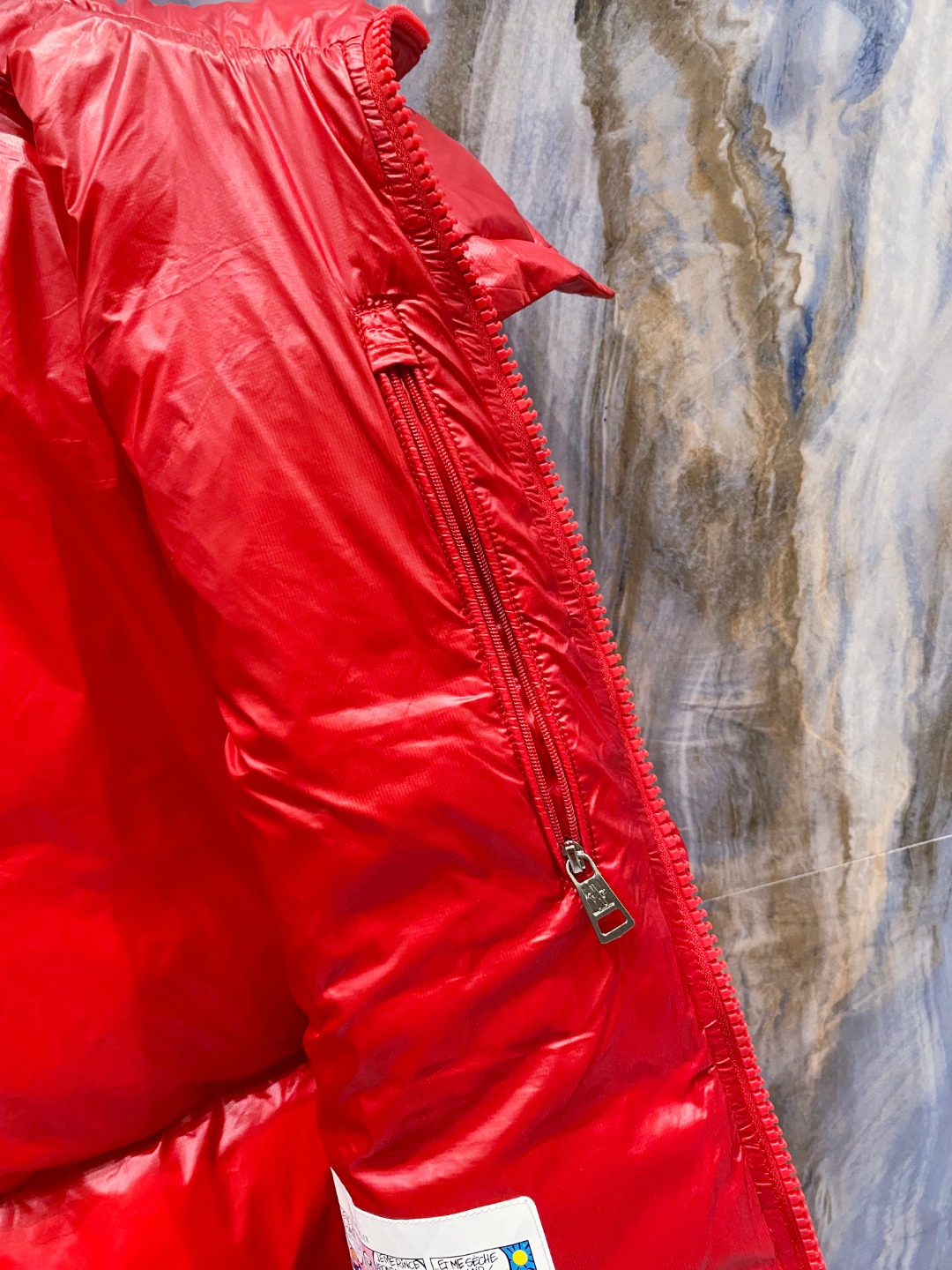 Moncler 蒙口2025秋冬新品发布，蒙口最新款亮光羽绒出货，柜上同步，面料及辅料全部订制，帽子可脱